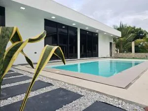 Castell de luxe Beach House in La Ceiba - El Corazón