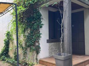 Maisons de vacances Charmante maison avec cheminee et grande terrasse - FR-1-712-91 : Maison de Vacances