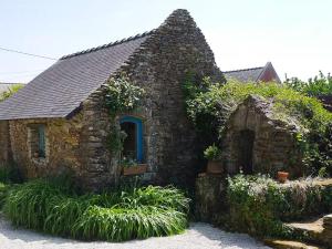 Maisons de vacances Charmante Longere Bretonne au Calme, Proche Mer - FR-1-639-135 : Maison de Vacances