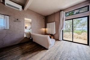 宮古島の自然豊かで静かなエリアroom0オリジナルインテリア小物が溢れる空間