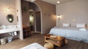 宮古島の自然豊かで静かなエリアroom0オリジナルインテリア小物が溢れる空間