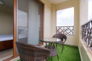 Contemporary Haven, 2BR with heated pool and gym