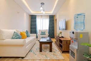 Contemporary Haven, 2BR with heated pool and gym