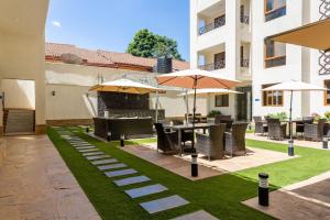 Contemporary Haven, 2BR with heated pool and gym