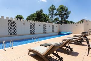 Contemporary Haven, 2BR with heated pool and gym