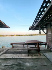 เรือนรอยน้ำ บ้านกามเทพ โฮมสเตย์ อัมพวา