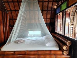 เรือนรอยน้ำ บ้านกามเทพ โฮมสเตย์ อัมพวา