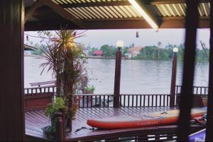 เรือนรอยน้ำ บ้านกามเทพ โฮมสเตย์ อัมพวา