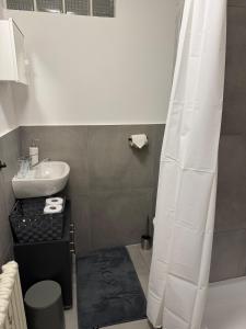 Modern 2 bedroom apartment with balcony