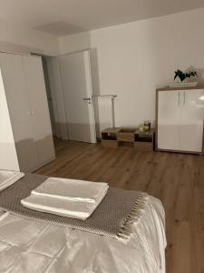 Modern 2 bedroom apartment with balcony