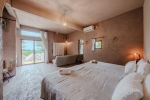 宮古島の自然豊かで静かなエリアroom1オリジナルインテリア小物が溢れる空間