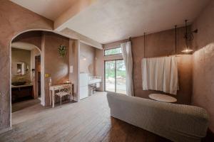 宮古島の自然豊かで静かなエリアroom1オリジナルインテリア小物が溢れる空間