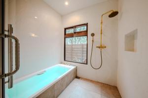 宮古島の自然豊かで静かなエリアroom1オリジナルインテリア小物が溢れる空間