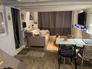 Maisons de vacances Guest House proche Disneyland Paris Piscine ouverte en saison estivale : photos des chambres