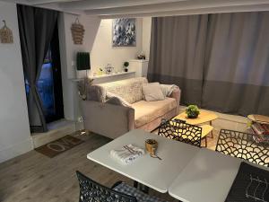 Maisons de vacances Guest House proche Disneyland Paris Piscine ouverte en saison estivale : photos des chambres