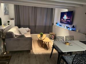 Maisons de vacances Guest House proche Disneyland Paris Piscine ouverte en saison estivale : Maison 1 Chambre