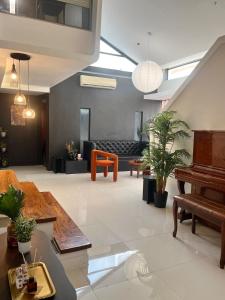 Soho-Style Loft - City Center with 4BR, Wifi and Gameroom