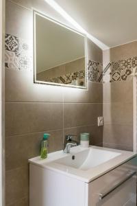 Olyvea suite méditerranéenne avec vue sur le port et la mer, à 2 minutes des plages