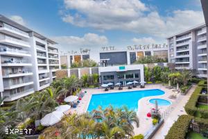 Luxury 4BR Apartment Pool View