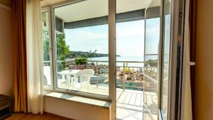 Свети Никола Каваците - Плаж и Хотел