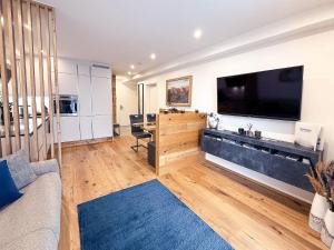 AlpenLuxus presents DESIGN LODGE - terrace & car park