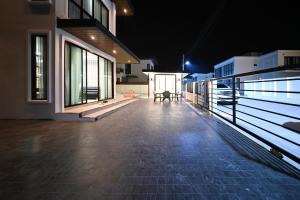 Aqua Pool Villa by VINYX