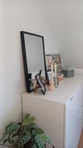 Chambre Vert Sauge, lit double 2 personnes, Maison en plein coeur du Parc Régional du Vexin