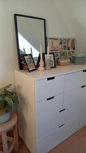 Chambre Vert Sauge, lit double 2 personnes, Maison en plein coeur du Parc Régional du Vexin