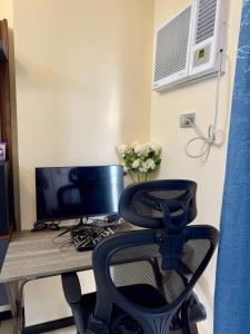 BayFront 1BR Condo in Pasay with FREE Wi-Fi, Netflix, Pool Access & Gym, Near NAIA Airport, MOA, OKADA, CCP & PICC