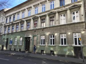 In Budapest, we would like to welcome you to our large, modern, and quiet apartment with AC and Netflix, located very near the world-famous New York Cafe