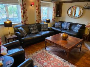 Yarn house cosy traditional cottage overlooking waterfalls