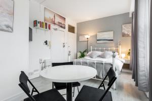 Bright Studio Apartment Next to Station