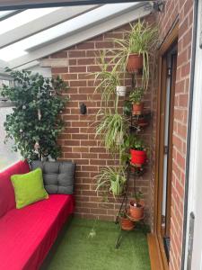 16 BENTLEY ROAD - Uttoxeter, ENTIRE HOLIDAY HOME, COSY ACCOMMODATION launched deform remainder