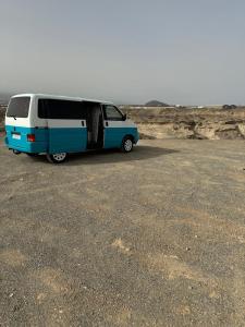 Furgoneta camperizada para dormir y conducir