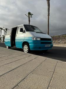 Furgoneta camperizada para dormir y conducir