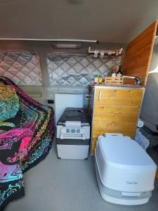 Furgoneta camperizada para dormir y conducir