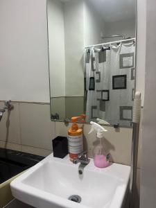 2BR Family suite with Balcony with WiFi and Netflix, behind SM Sucat