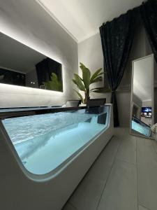 TROPICAL RHAPSODY - Jacuzzi & King Size a Torino Centro