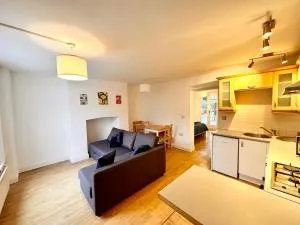 Flat-By Lewisham Train Station - Blackheath