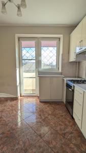 Двокімнатна квартира біля басейну