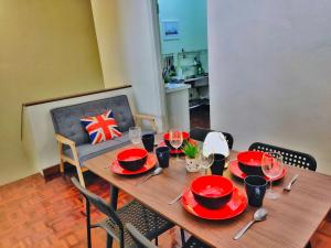 Queensbay Mall, Up to 6 Pax, 3 Bedrooms, 2 Bathrooms, 1 Car Park by Star Home