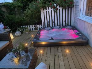 Cozy house with amazing year-around outdoor silver hot tub