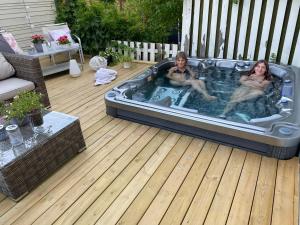 Cozy house with amazing year-around outdoor silver hot tub