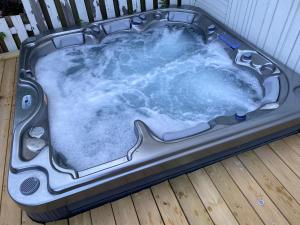 Cozy house with amazing year-around outdoor silver hot tub