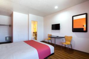 Queen Room - Non-Smoking room in Motel 6-Santa Fe NM - Downtown