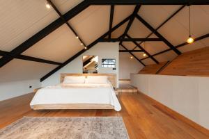 San Simon Retreat with Private Garden and Mountain Views