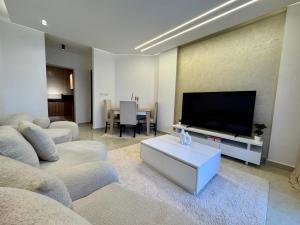 Cozy 2 BDR Apartment In Rehab City