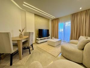 Cozy 2 BDR Apartment In Rehab City