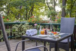 Strandvilla Hubertus Boltenhagen - H2 - Ferienwohnung Apartment Frida Kahlo mit Terrasse mit Meerblick Parkplatz WLAN Küche Garten Grillplatz Waldbaden