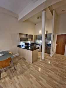 Hollowstone Place, Spacious 2 Bed, City Centre NG1, Sleeps 6,Free Parking